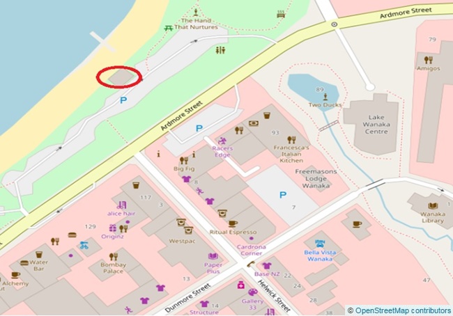 公衆トイレ横、レイクフロントの駐車場, (100 Ardmore St)