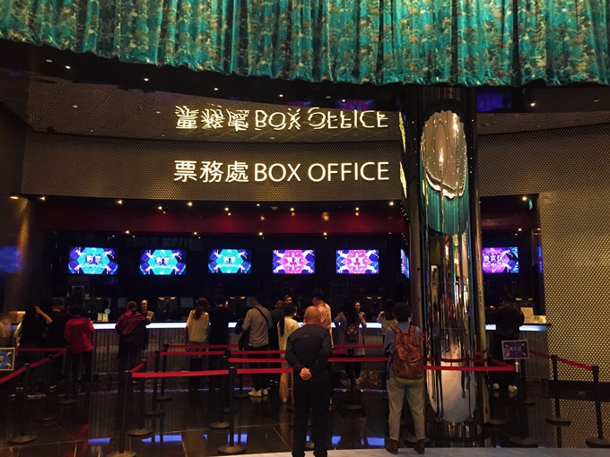 DANCING WATER 会場横チケットカウンター/別途専用バウチャーをお送りいたしますので、必ずお持ちください。