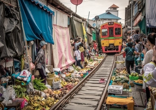 メークロン線路市場+ワット・パクナム<br />+世界遺産・アユタヤ<br />+ジョッドフェアーズ ナイトマーケット<br />＜スリル満点！メークロン線乗車体験付き/象乗り体験付き＞