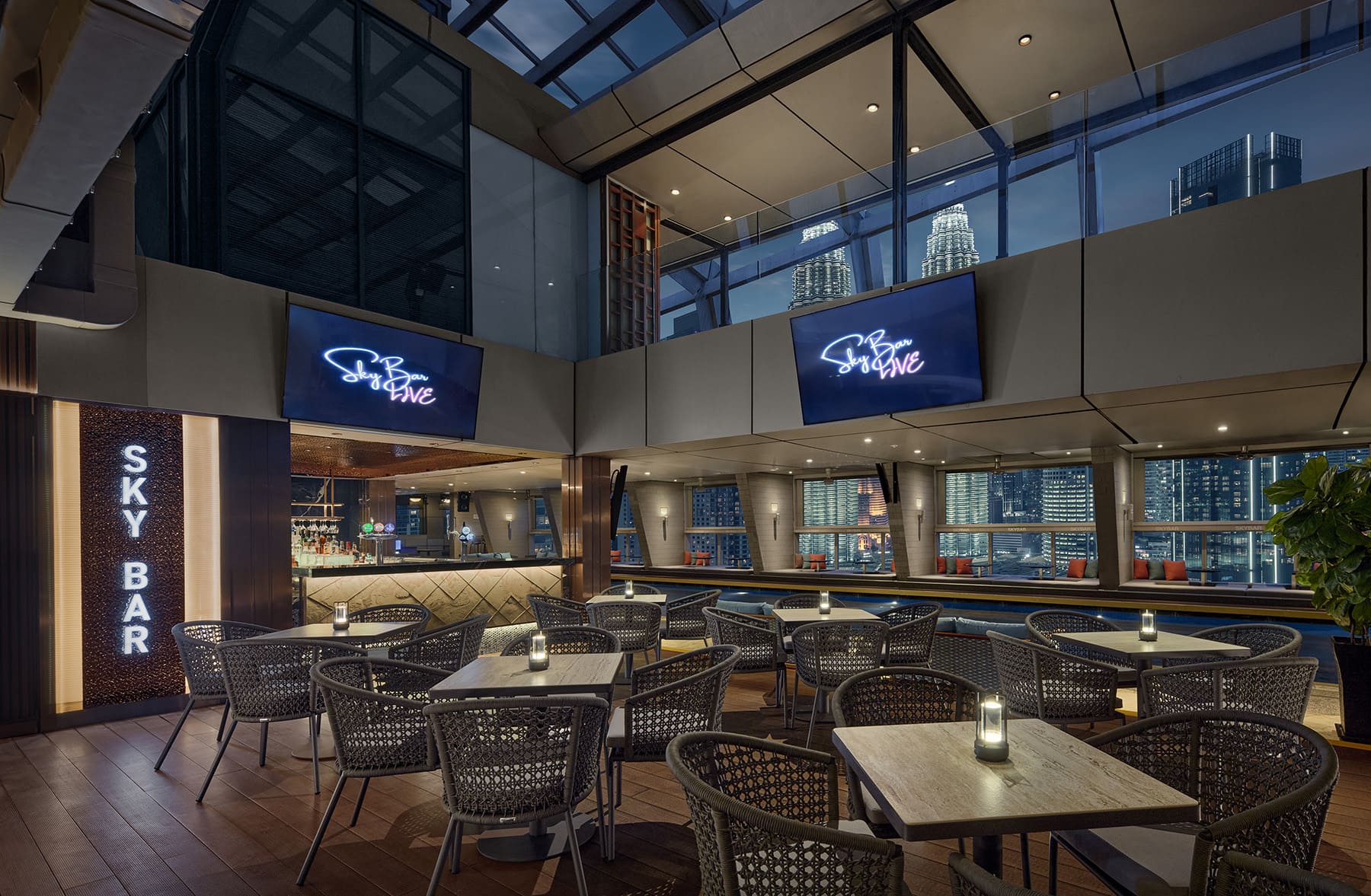 ツインタワーの夜景を満喫トレーダースホテル内　SKYBARでドリンク＆おつまみ　（送迎なし）（要専用バウチャー）