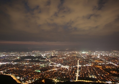 【大邱発】大邱(デク)アプ山展望台＆寿城池遊園地のナイト夜景ツアー＜日本語ガイド案内！＞